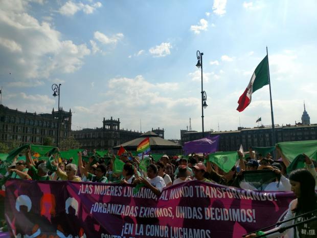 La Marea Verde en México demanda aborto legal frente a Palacio Nacional