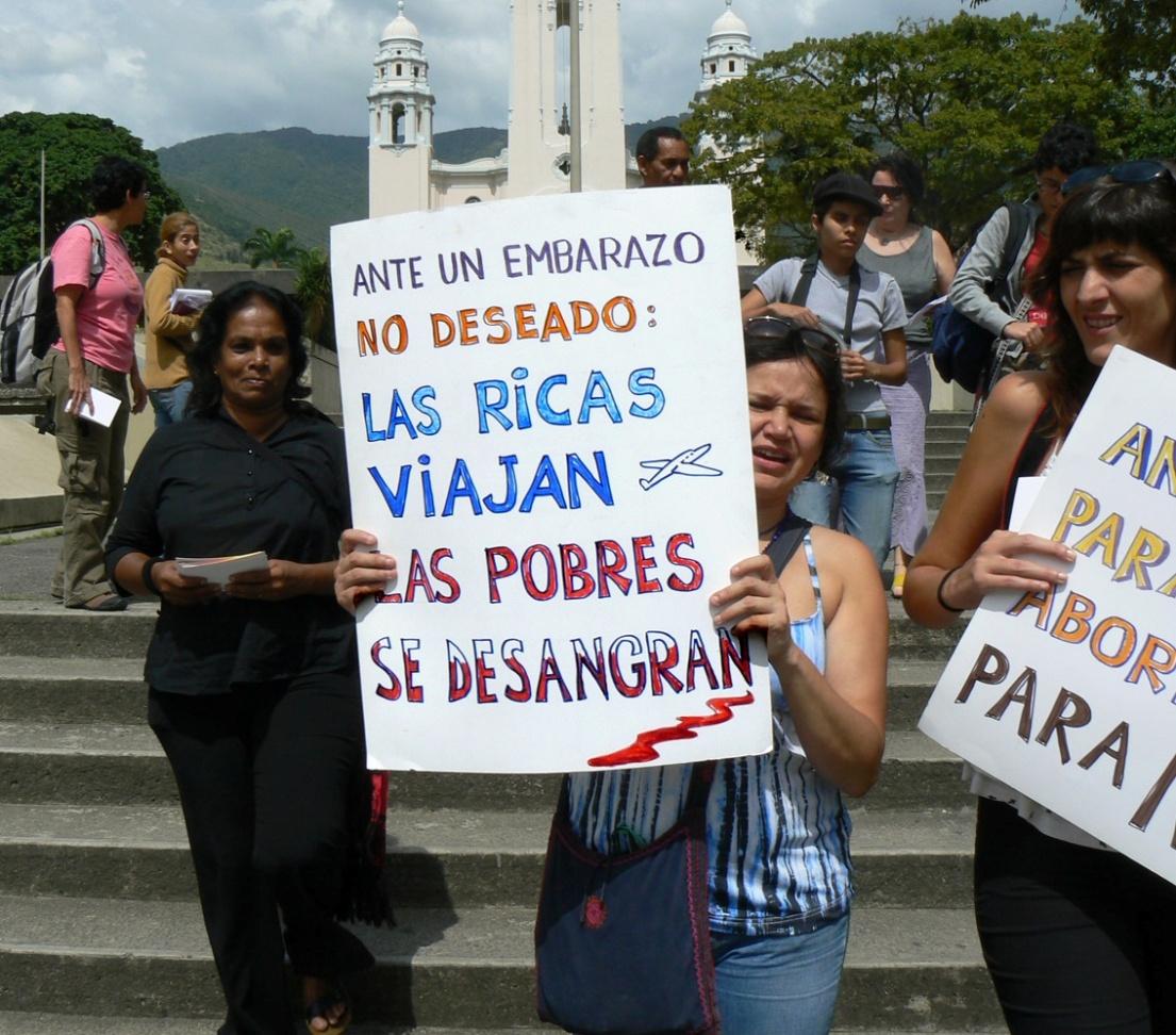 Aborto en El Salvador: absuelven a la joven que dio a luz a un bebé muerto tras ser violada